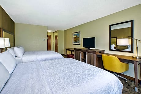 2 Queen Beds - Microwave - Fridge