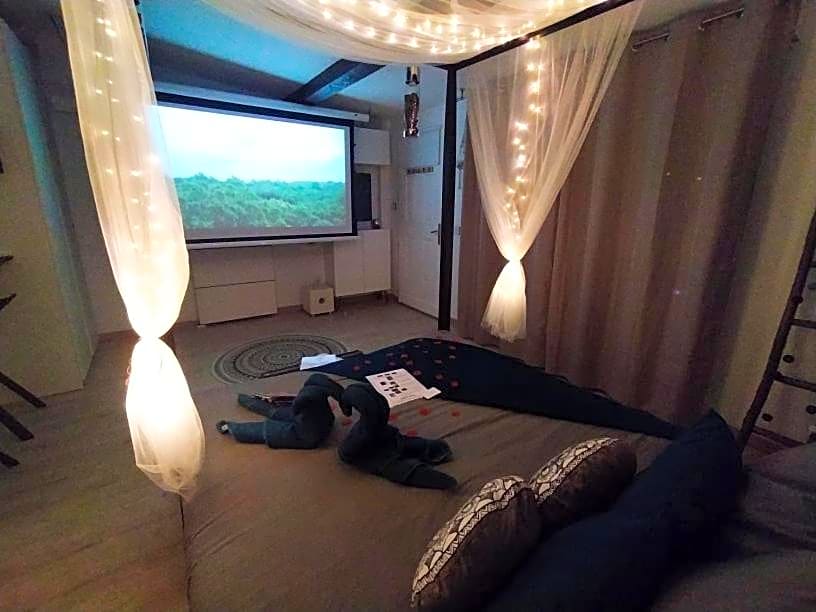 A l'Orée des pins - Gite et spa de 30 m2- Options Home Cinéma, Romantique