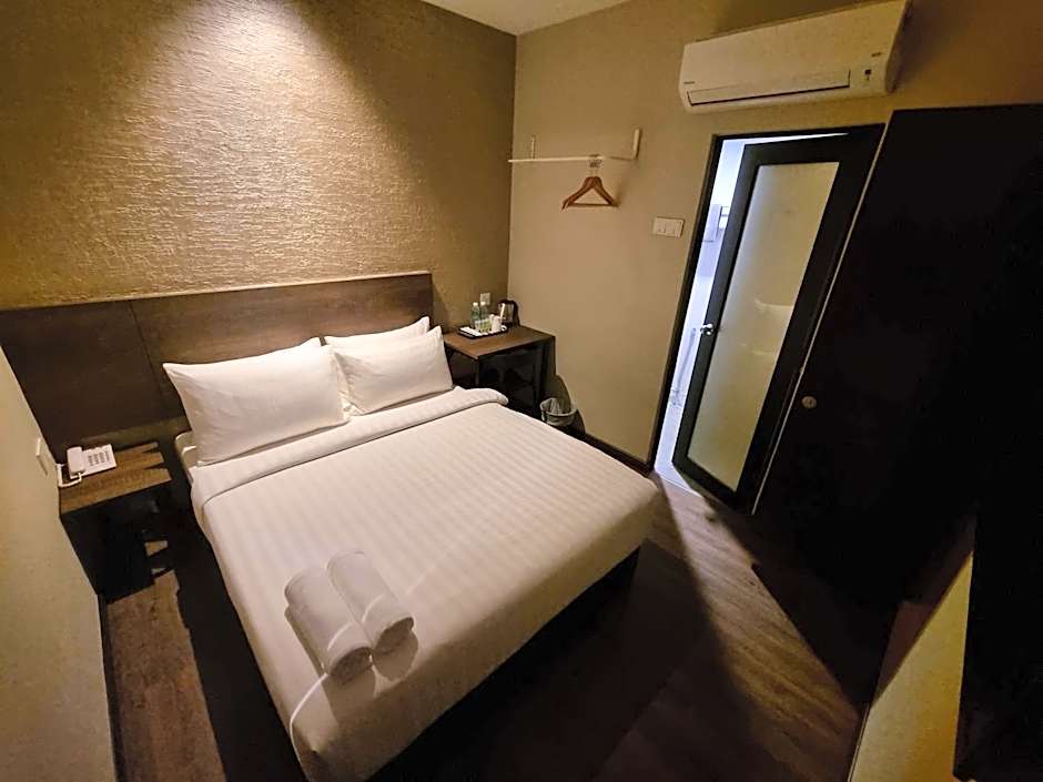 Photo 1 of 7 of 1 Queen Bed, Windowless