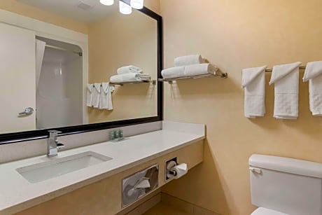 Suite - 2 Queen 1 Double Non-Smoking 2 Rooms Microwave And Refrigerator