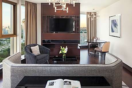 Junior Suite, 1 King, City view