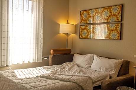 1 Bedroom Suite, Queen, Sofa bed, City view