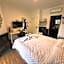 Suite with Hot and Cold Air Conditioning