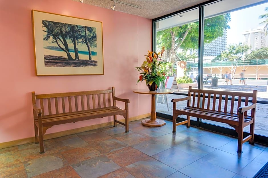 Kuhio Banyan Hotel (with Kitchenettes)