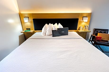1-Bedroom Suite with Kitchenette