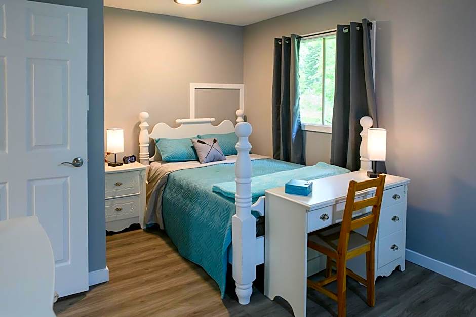 Cozy Cabin in the Forest w BBQ Firepit and More