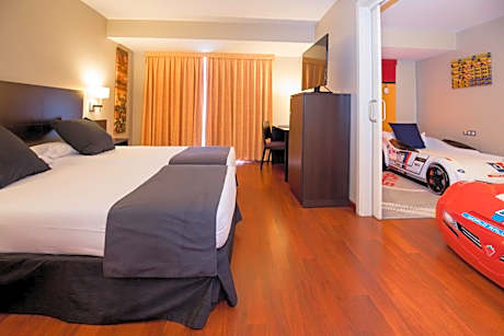 Family Room (2 Adults + 2 Children)