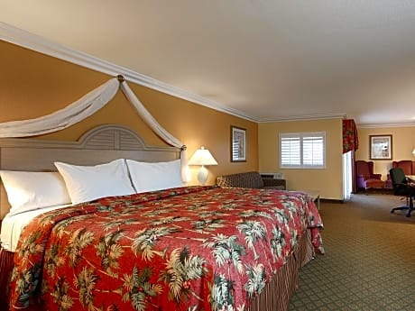1 King Bed NSMK Pillow Top Mattress Microwave Fridge Internet Coffee Maker Continental Breakfast