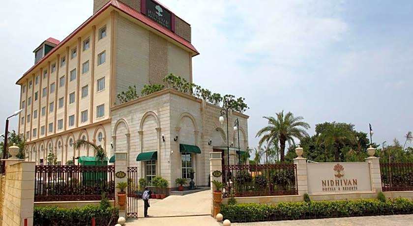 Nidhivan Sarovar Portico