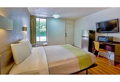 1 Queen Bed | Non-Smoking, Kitchen
