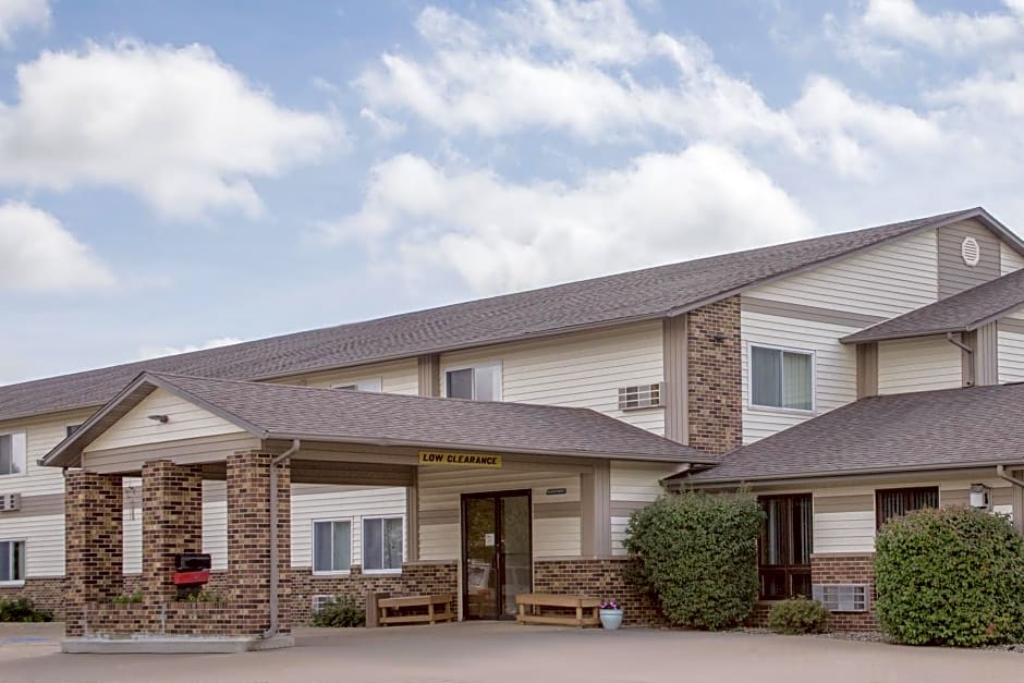 Super 8 by Wyndham Waverly