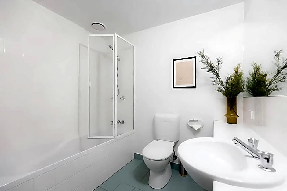 Battery Point apartment with river views