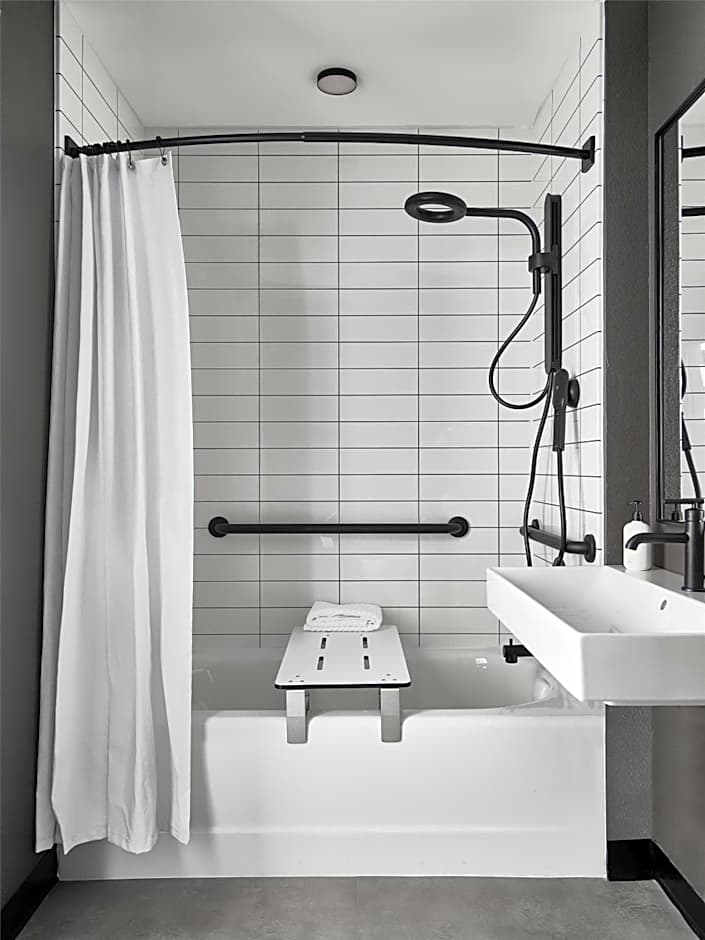 Slackline Moab, Outset Collection by Hilton