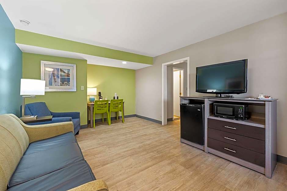 Best Western Plus Holiday Sands Inn & Suites