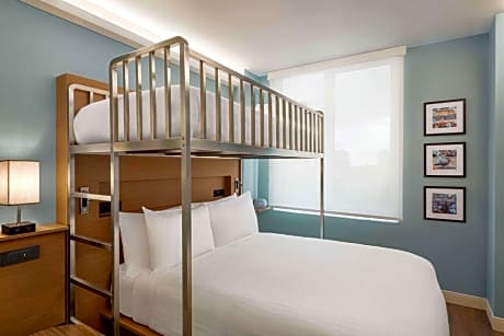 1 Queen and 1 Twin Bunk Bed, Deluxe Room, Non-Smoking