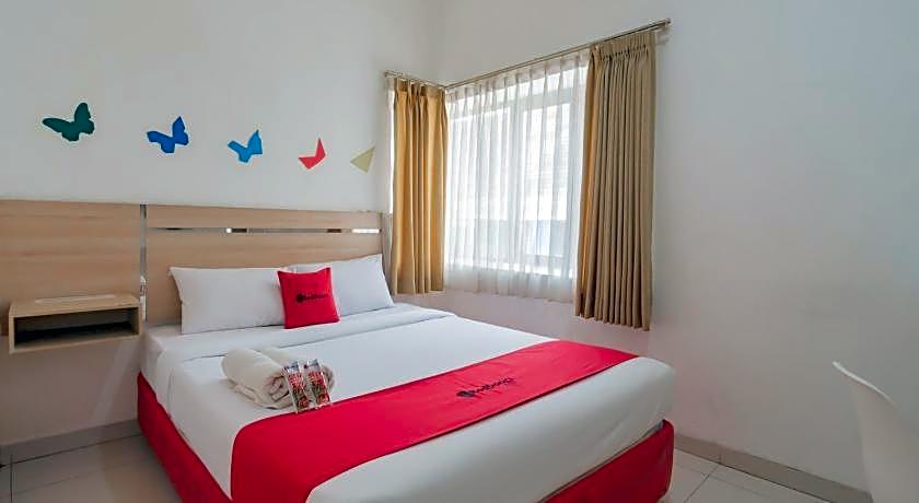 RedDoorz near Alun Alun Bandung 3