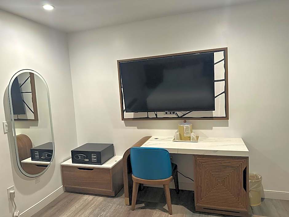 Hotel Rudra - Hollywood