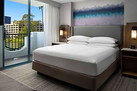 1 Bedroom Suite, 1 King, Sofabed, Lake view