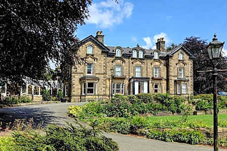 B/W Plus Buxton Lee Wood Hotel