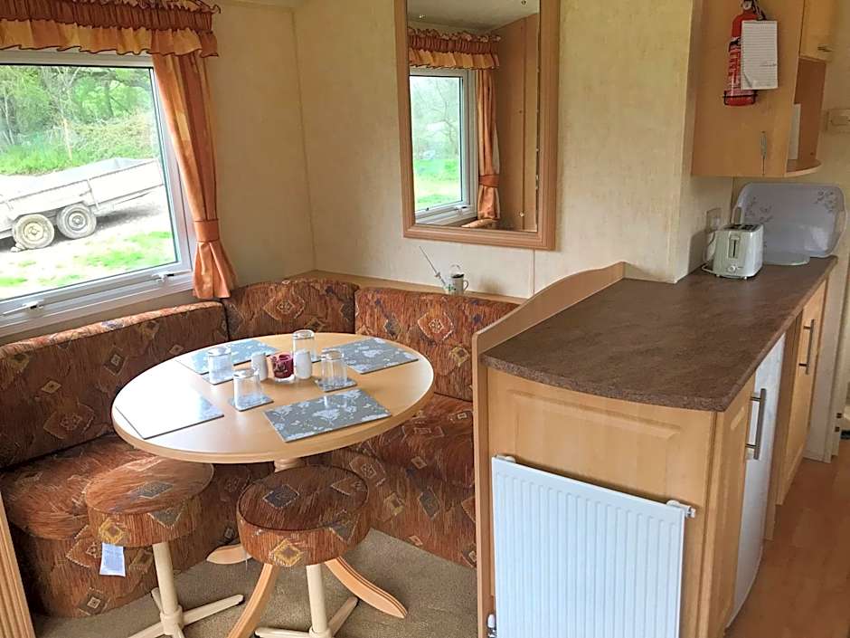 Shepherds Huts Ham Hill, 2 double beds, Bathroom, Lounge, Diner, Kitchen, LOVE dogs & Cats Looking out to lake and by Ham Hill Country Park plus parking for large vehicles available also great deals on workers long term This is the place to relax and BBQ