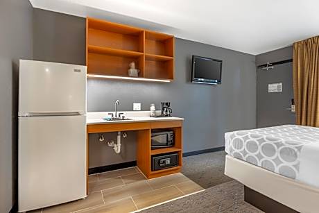 Efficiency Queen Room - Accessible/Non-Smoking