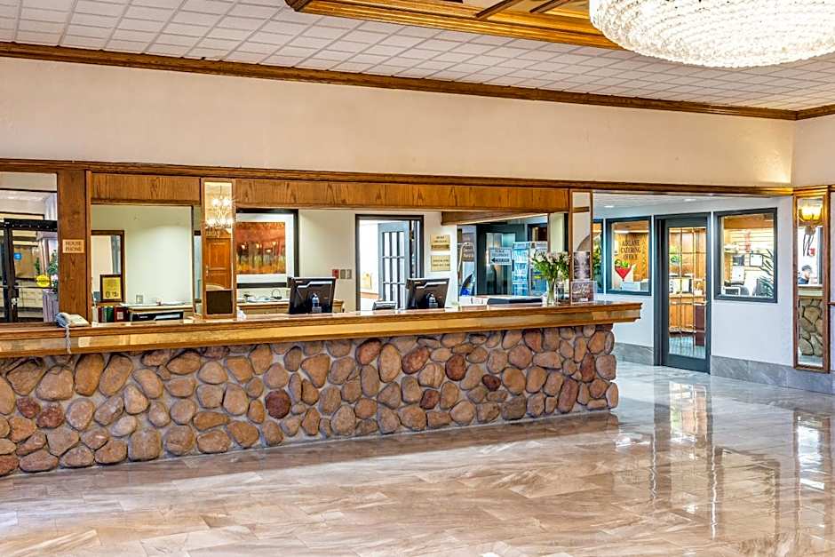 Ramada by Wyndham Thunder Bay Airlane Hotel