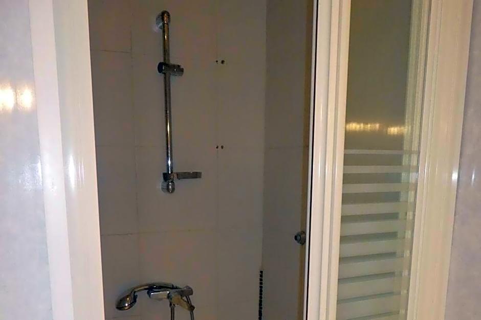 eTANIT ! Parking VélO, Etape Bicycle - 1mn a toute Connection Bus,Train et Aéroport - Calme Plein Centre de Beziers pour visiter,manger - Chambres Climatisées, Spacieuses Amenagees pour Singles, Couple, et ou Familles - Consigne et Petit Dej en plus