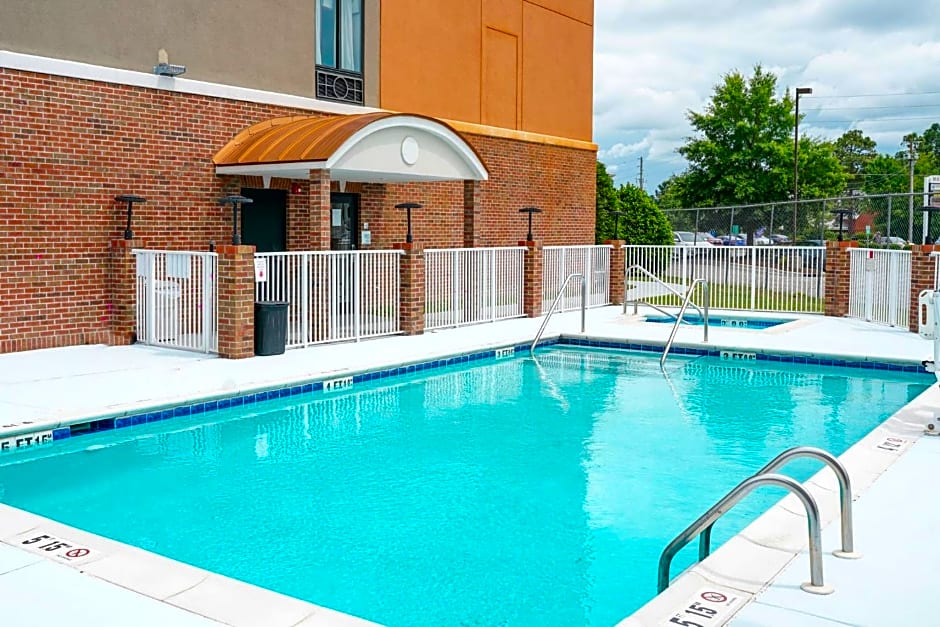 Holiday Inn Express Hotel & Suites Hope Mills-Fayetteville Airport By IHG