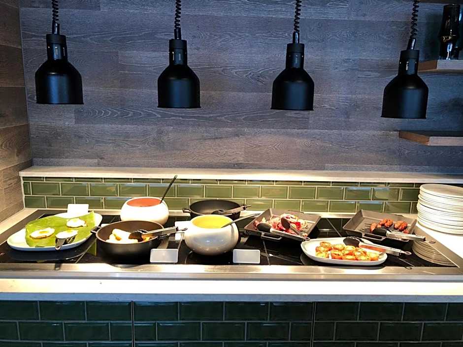 Waterfront Southport Hotel