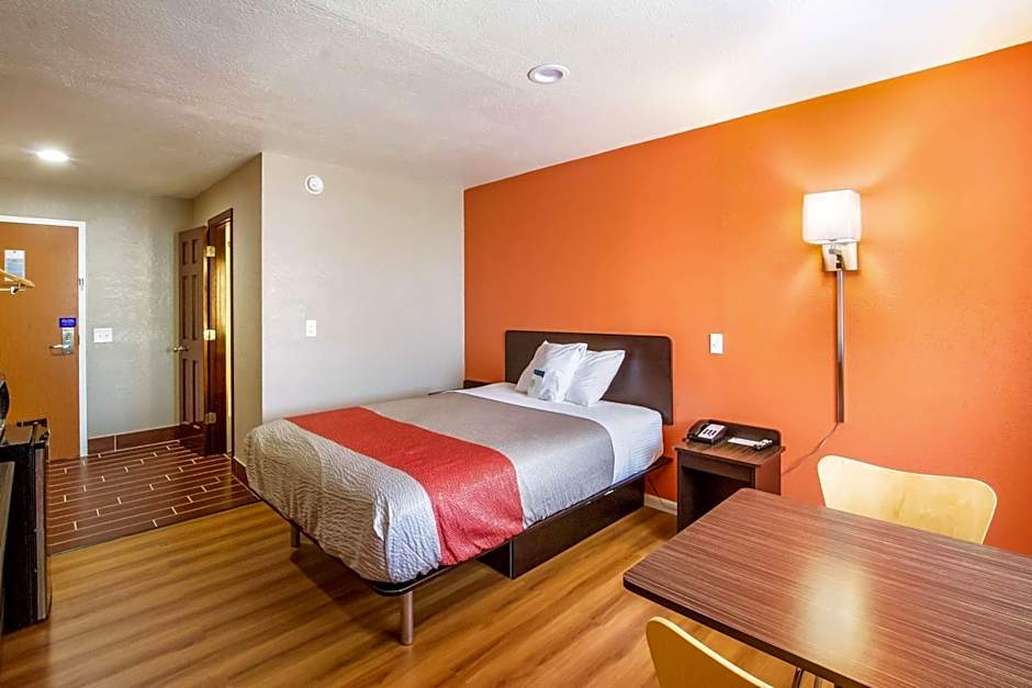 Motel 6-Rossford, OH