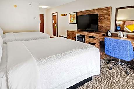 2 Qn Beds W/ Fridge/ Microwave Nonsmok