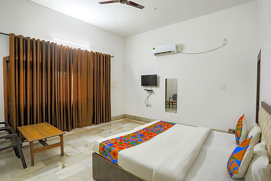 Via Prashansa Palace - Banaras Railway Station