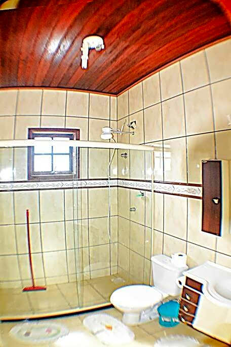 Casa com 4 suítes, cozinha, churrasqueira e praia