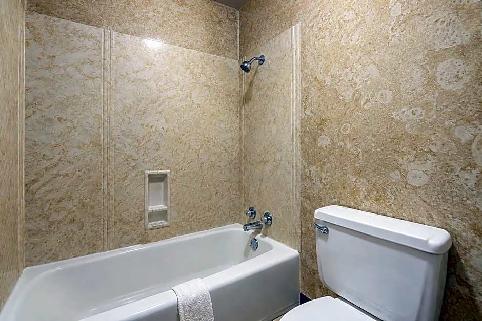First Inn By OYO Quinter Hwy 70