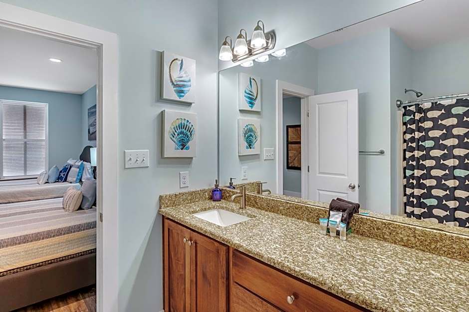 TRUE BLUE-Coastal cottage-3 min walk to beach! POOL!