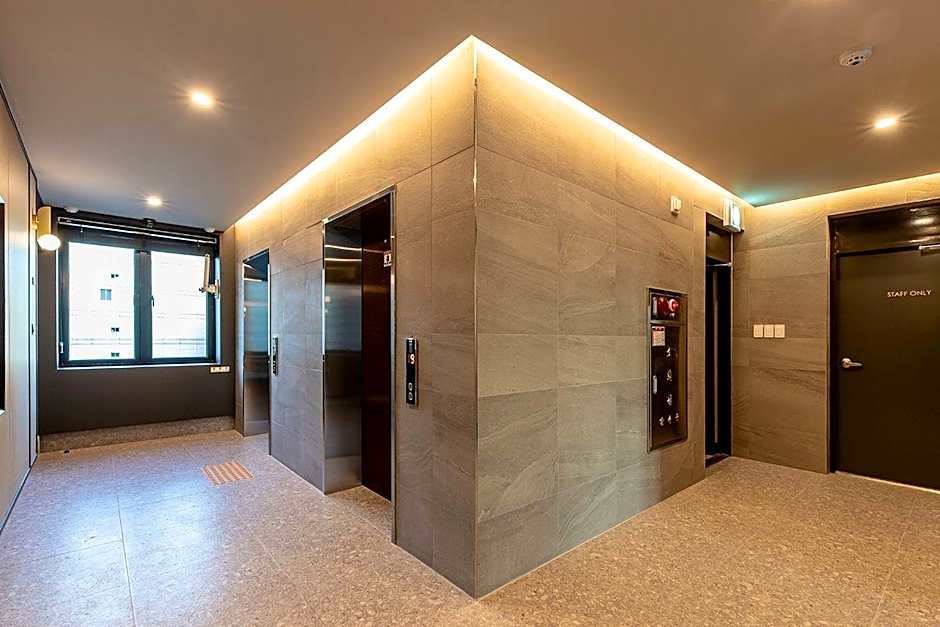 Brown-Dot Hotel Deokcheon