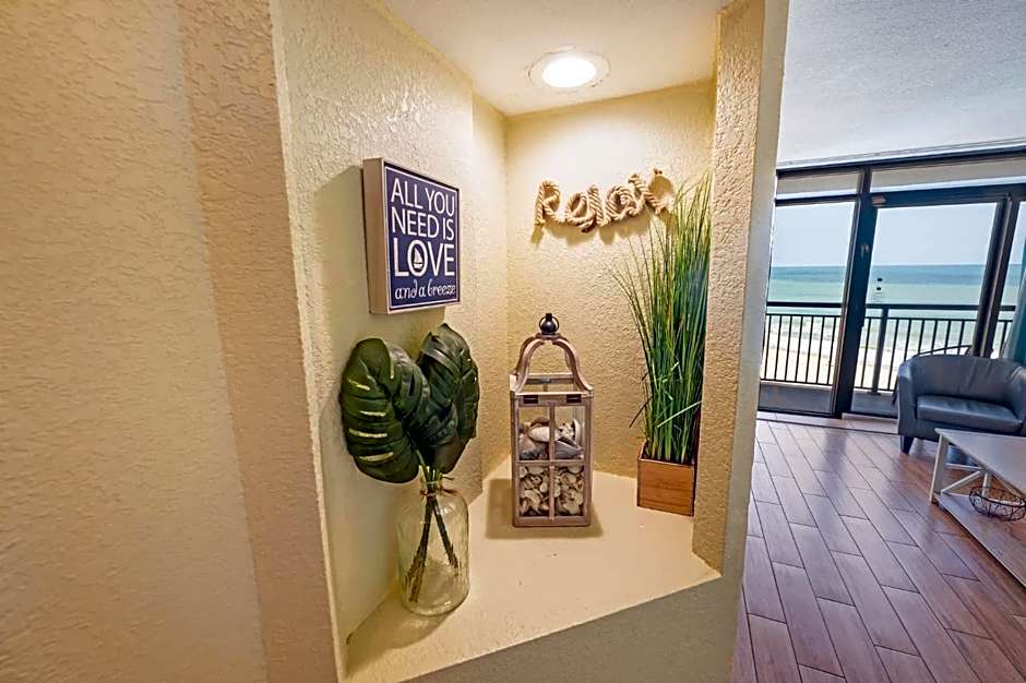 Oceanfront Views, Recently Renovated Kitchen,Pools