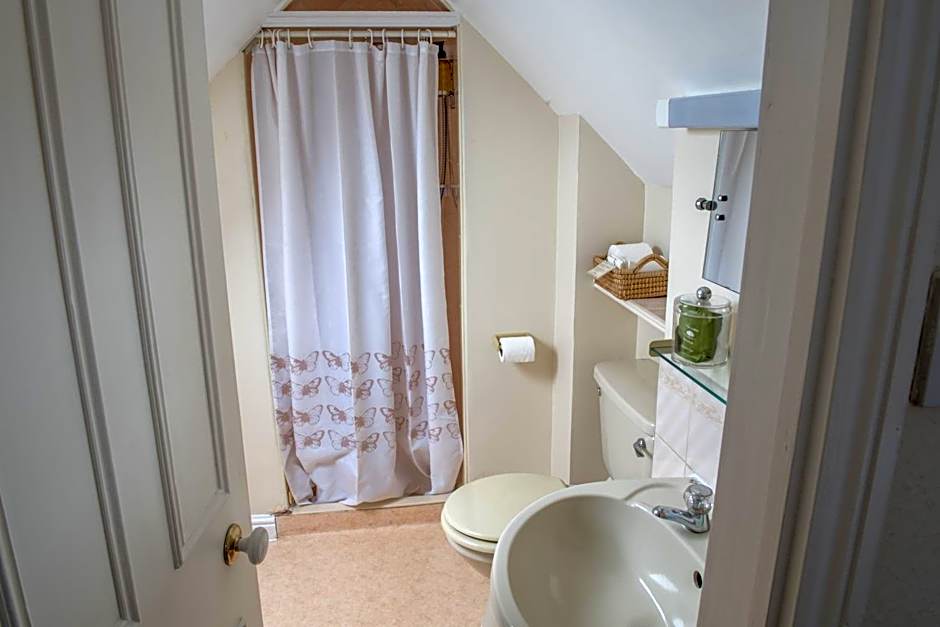 Toothbrush Rooms at Lattice Lodge - Guest Kitchen & EV Recharging