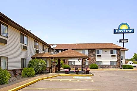 Days Inn & Suites by Wyndham Davenport East