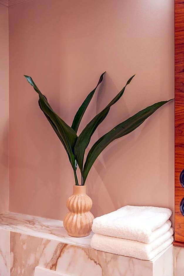 Queen'S Court Hotel & Residence