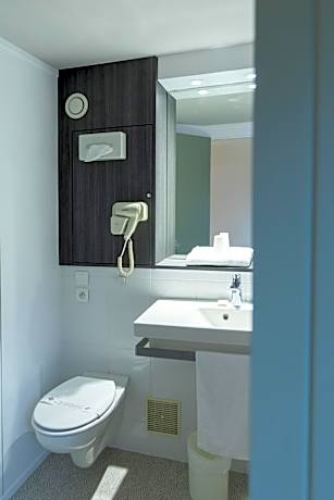 Triple Room (1 Double Bed + 1 Single Bed)