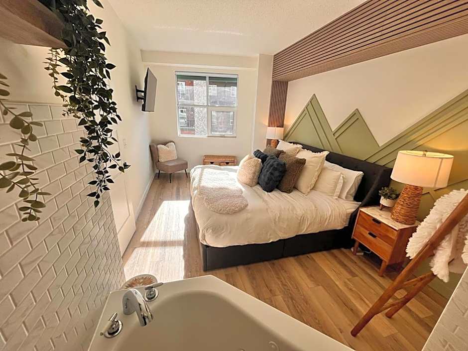 Three Peaks Getaway Jacuzzi Suite - sleeps 4