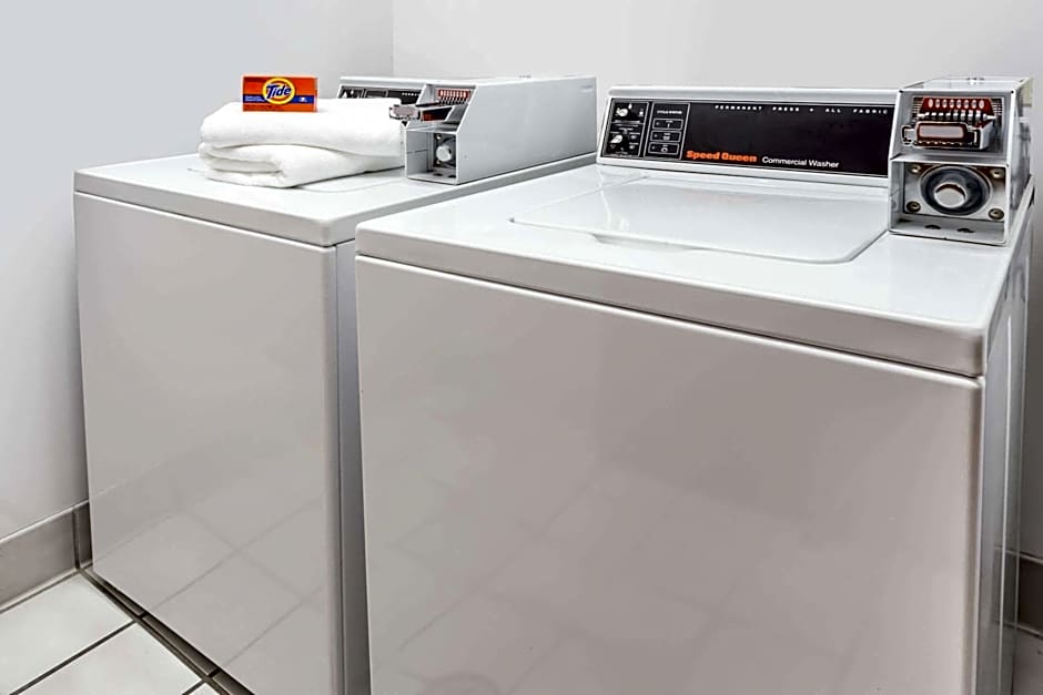 Super 8 by Wyndham Ottawa Starved Rock