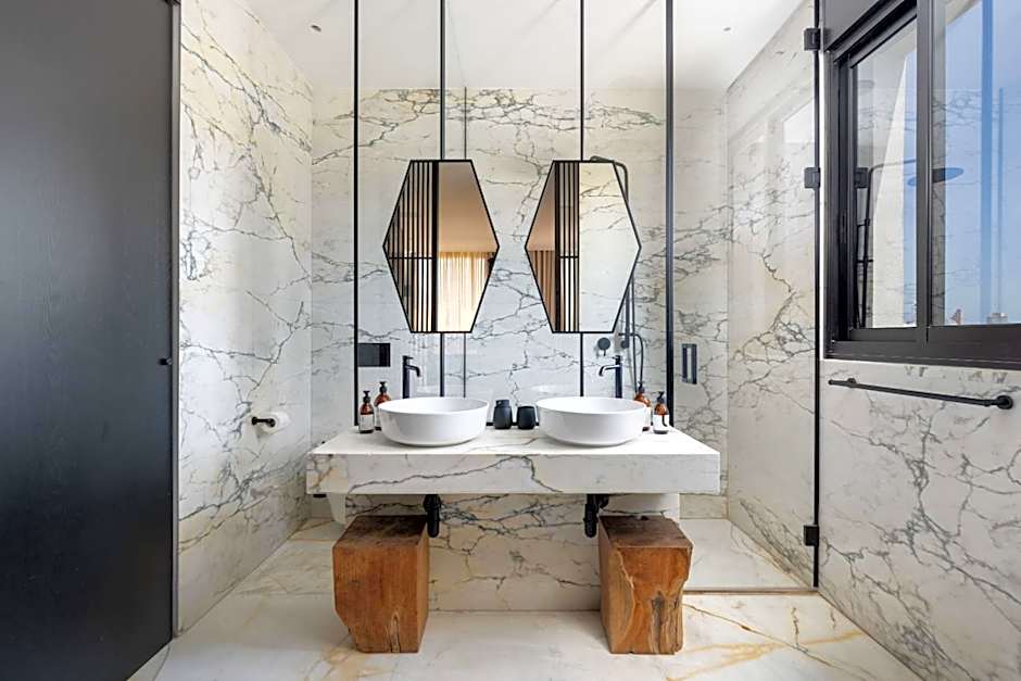 High Living Penthouse with Rooftop Pool