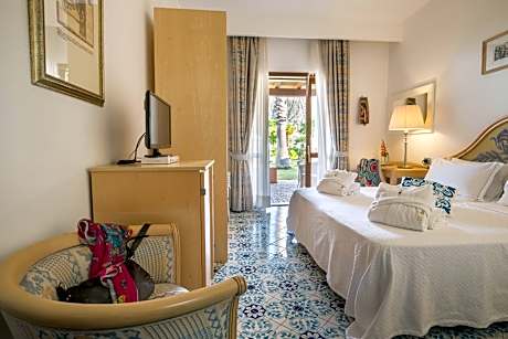 Deluxe Double or Twin Room with Sea View