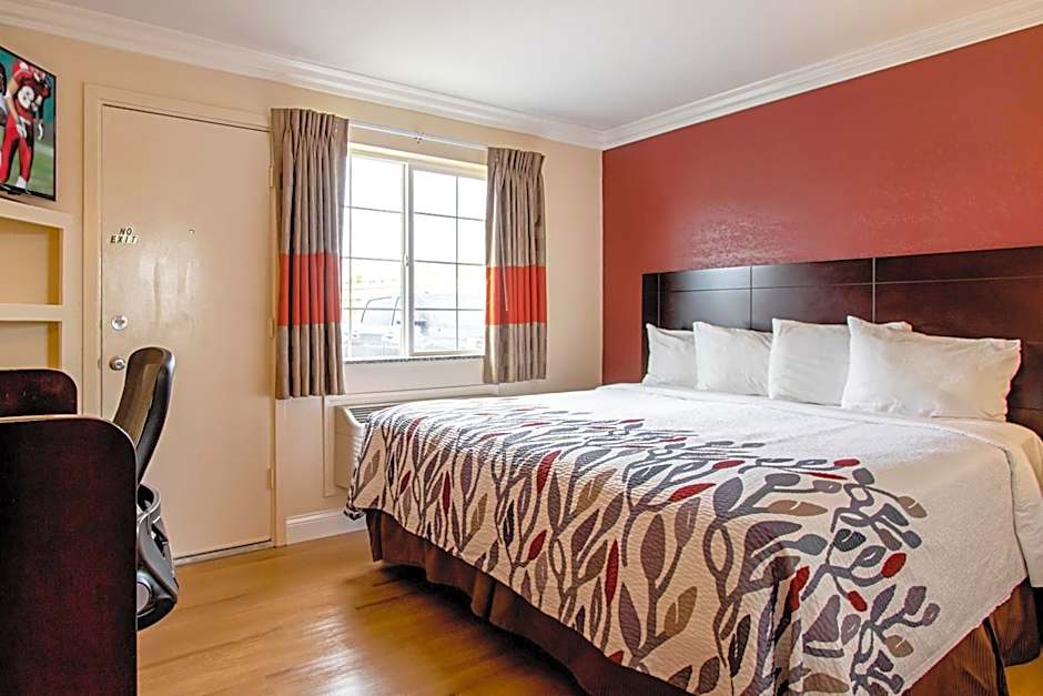 Red Roof Inn & Suites Monterey