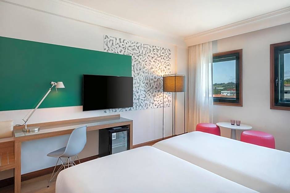 Hotel Santiago Plaza Affiliated by Meliá