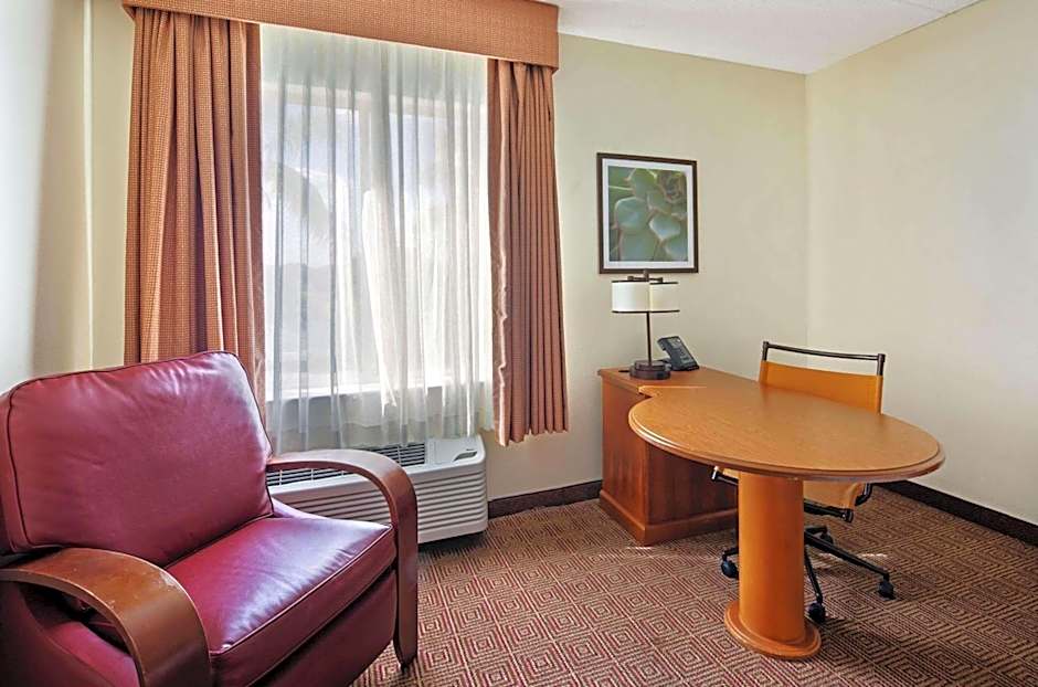 La Quinta Inn & Suites by Wyndham Sunrise Sawgrass Mills