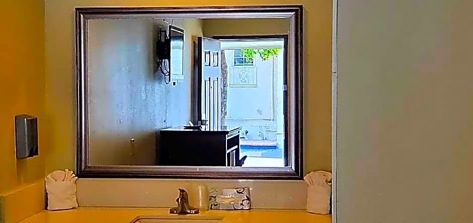 Le Blanc Inn & Suites