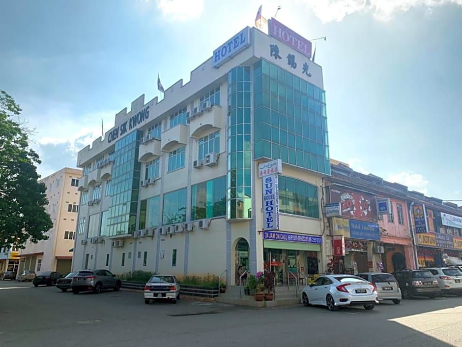 OYO 89877 Sun Triang Hotel